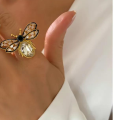 Pierścionek z zielonym kryształowym owadem Prado -  Rozmiar:14 z możliwością zwiększenia lub zmniejszenia.